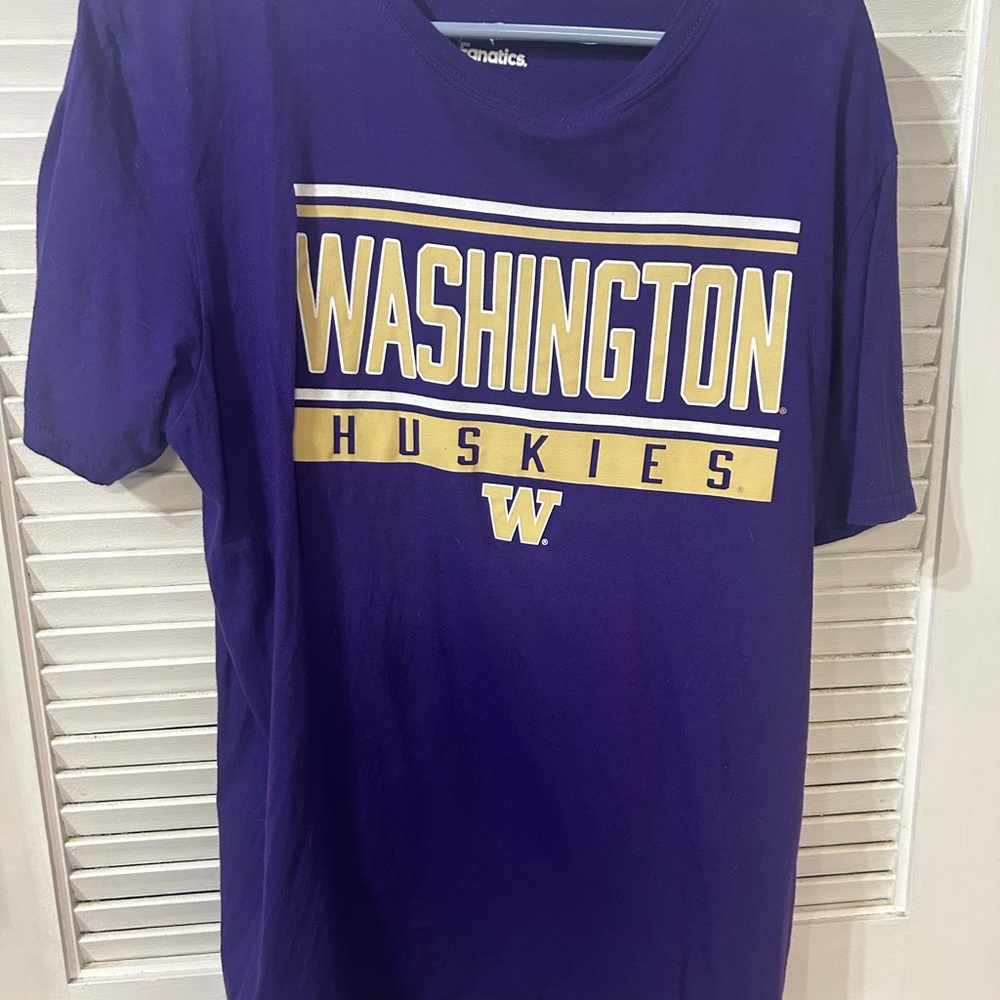 Washington Huskies Graphic Tee with Gold Accents